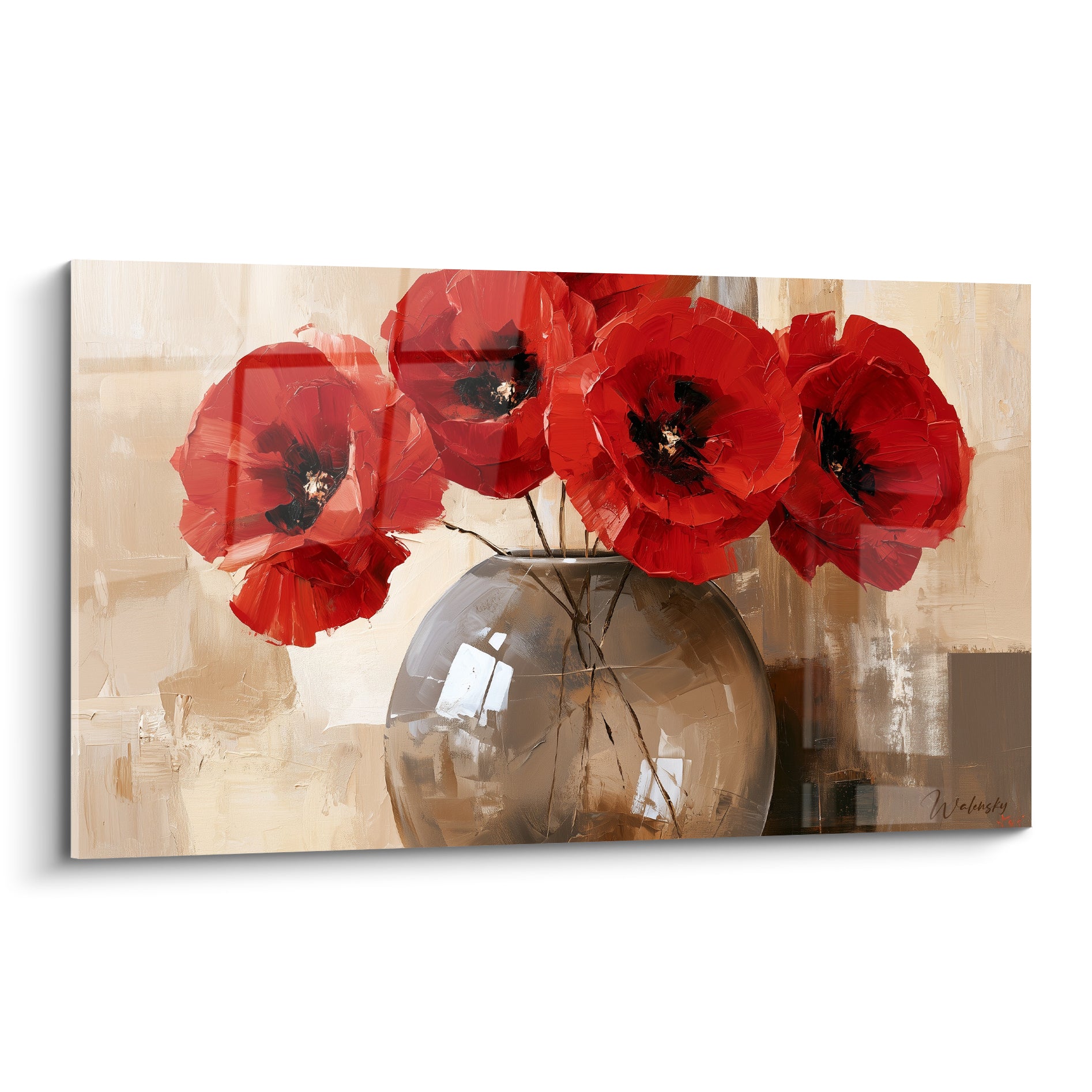 Coquelicots rouge vif aux cœurs noirs, dans un vase de verre fumé sur fond beige et ocre