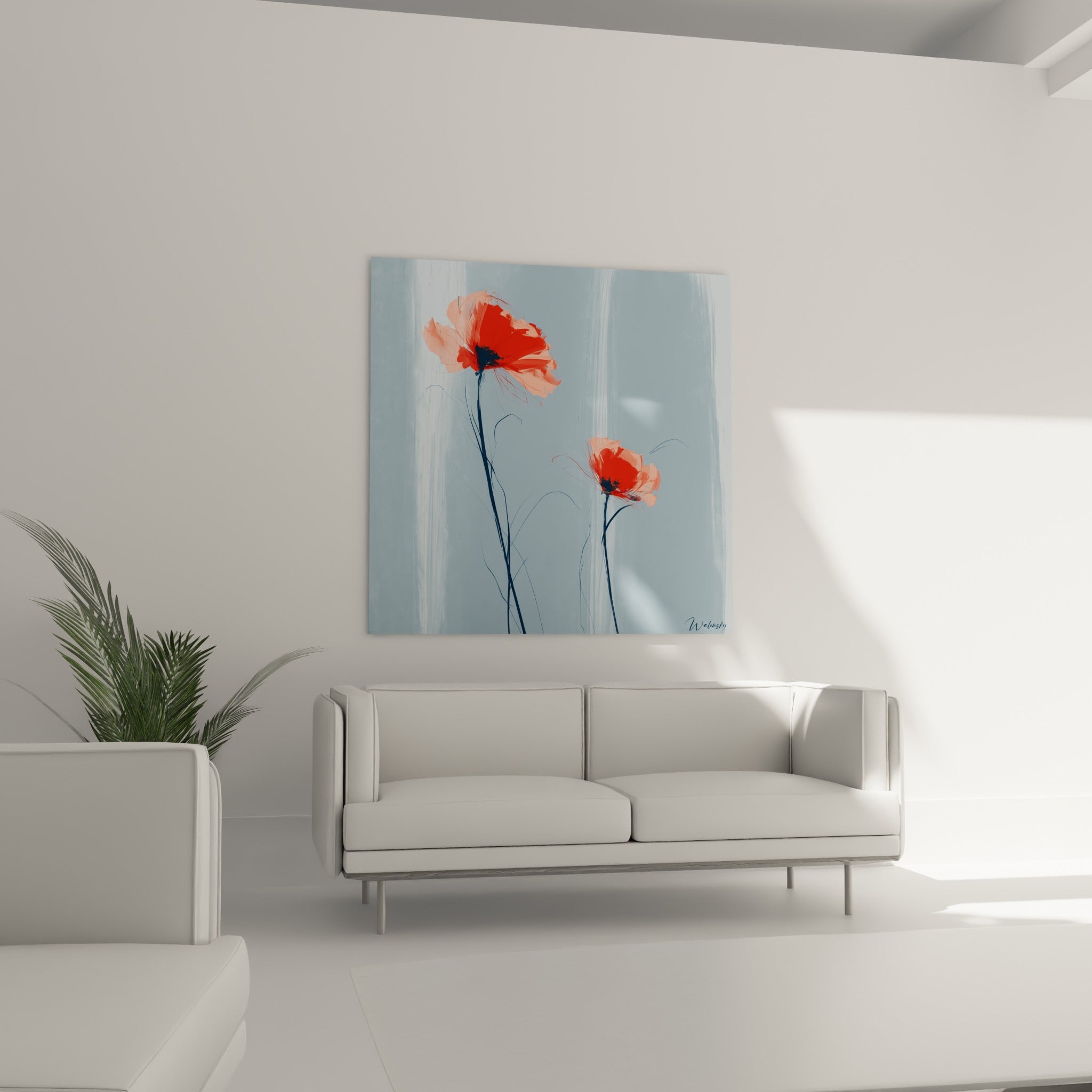 Pétales rouge vif et fond bleu gris texturé installés au-dessus d'un canapé dans un salon lumineux