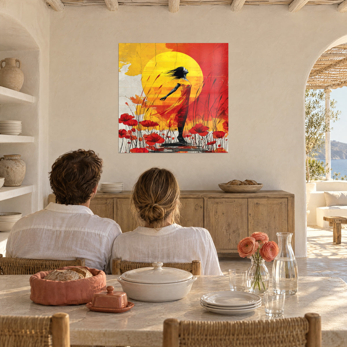 Quadro donna di fronte al vento in un campo di papaveri, sole giallo e cielo rosso, coppia di spalle accanto a un tavolo da pranzo
