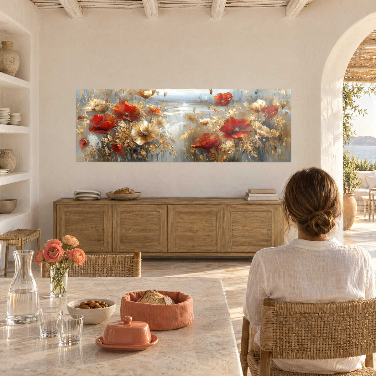 Quadro giardino impressionista di papaveri arancio e ambra, laguna argentata sullo sfondo, di fronte a una donna seduta di spalle