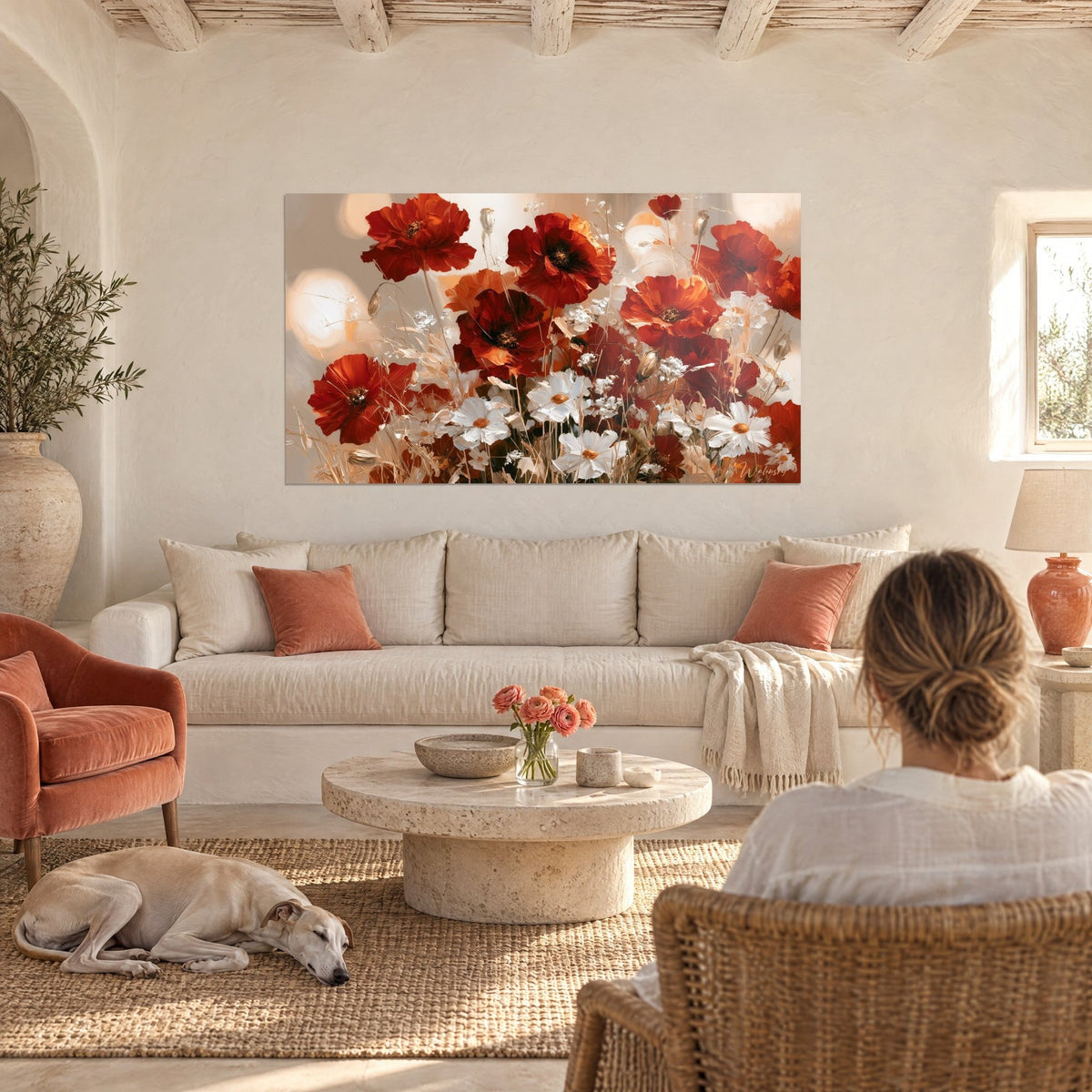 Tableau coquelicots écarlates et marguerites ivoire aux halos dorés, herbes sèches, greyhound couché, au-dessus d'un canapé dans un salon lumineux