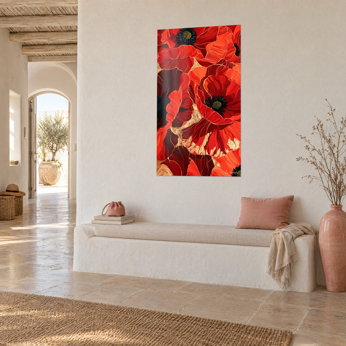 Schilderij met oranjerode klaproosbloemen waarvan de bladeren goud omrand zijn, driekwart aanzicht, witte bank en roze kussen, gestucte muur