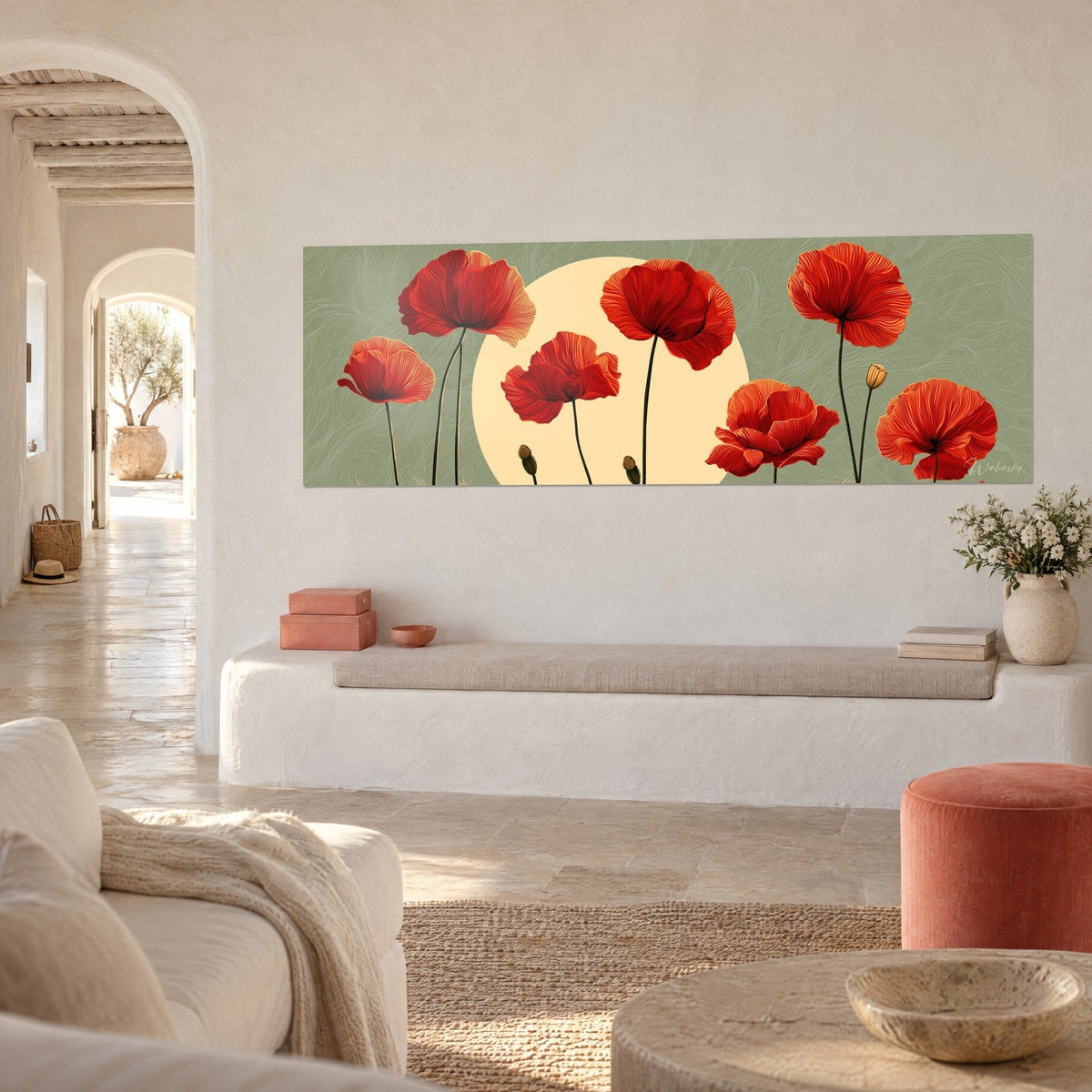 Cuadro flores de amapola naranjas de pétalos plisados, disco crema y follaje verde grisáceo, pared blanca de una casa mediterránea