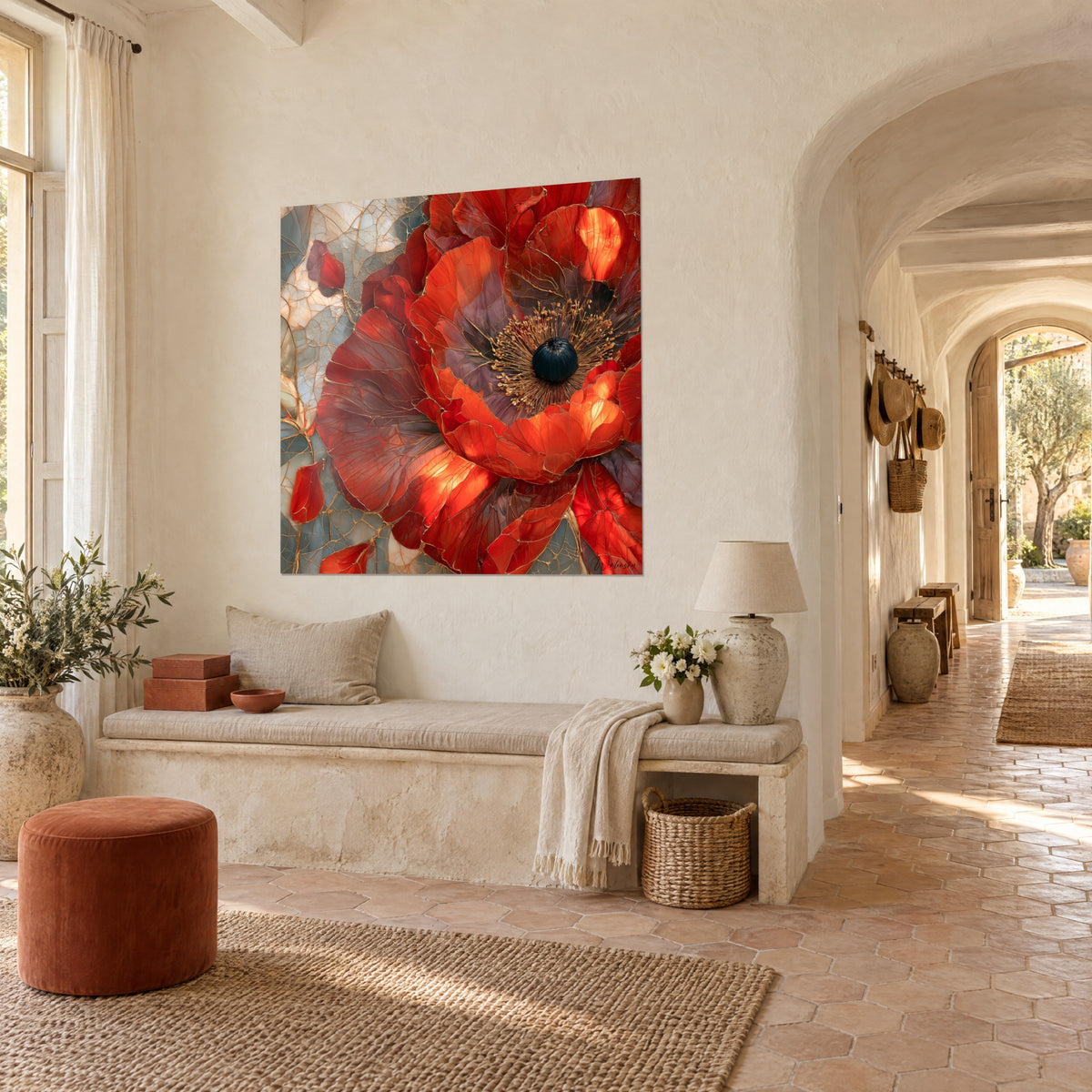 Tableau grande fleur rouge aux pétales fissurés d'or sur fond gris perle, dans un couloir voûté en pierre claire du mas