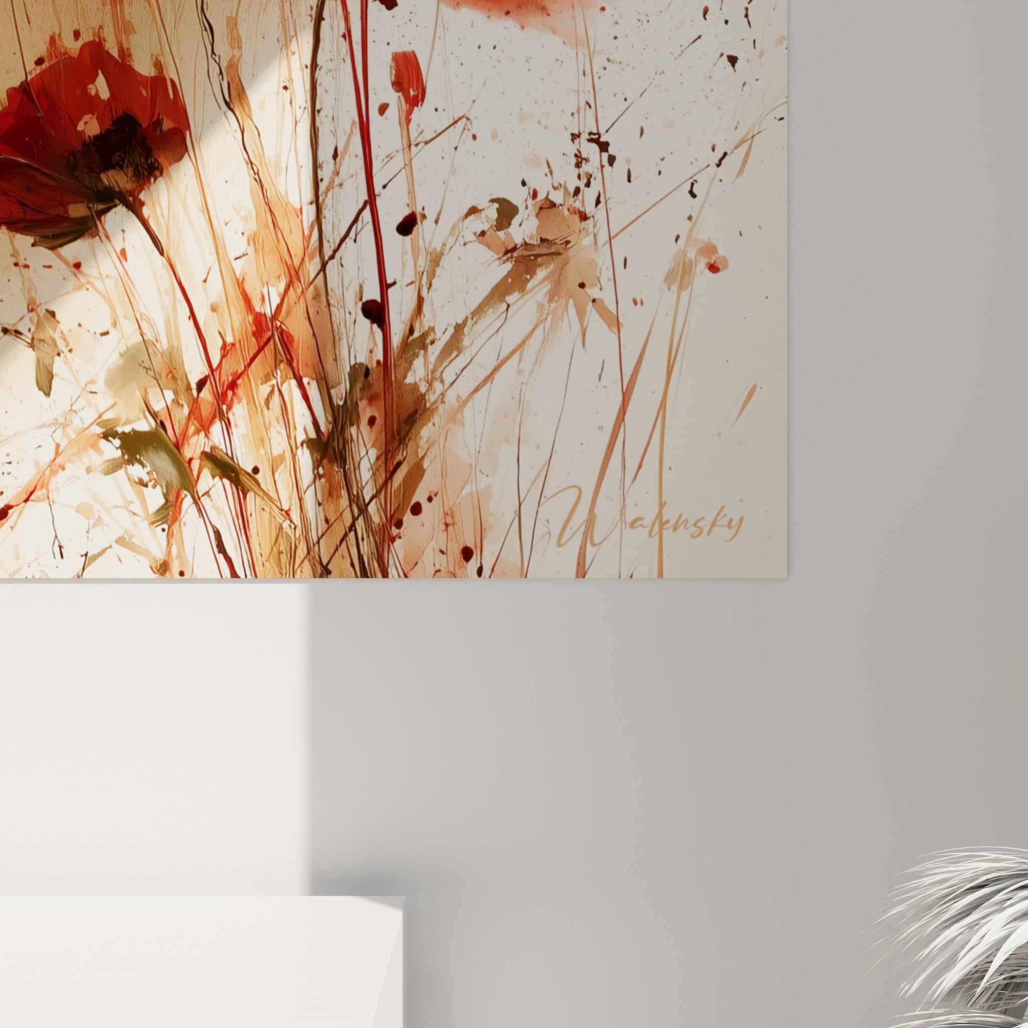 Empâtements rouge écarlate et coulures ocre se mêlant sur la toile de coquelicots à texture d'aquarelle