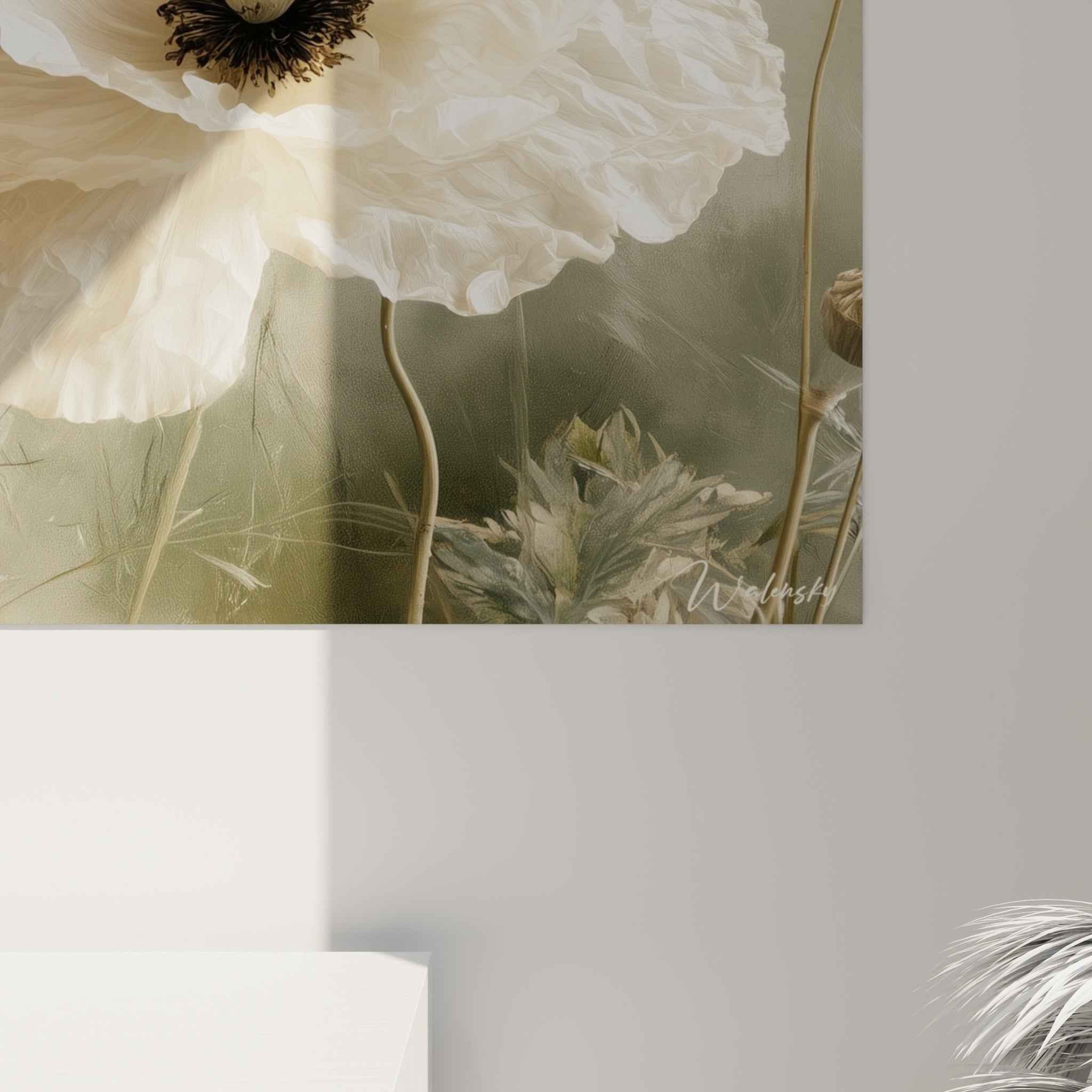 Grain et texture froissée du pétale blanc ivoire du coquelicot avec étamines noires et fond gris doux flou