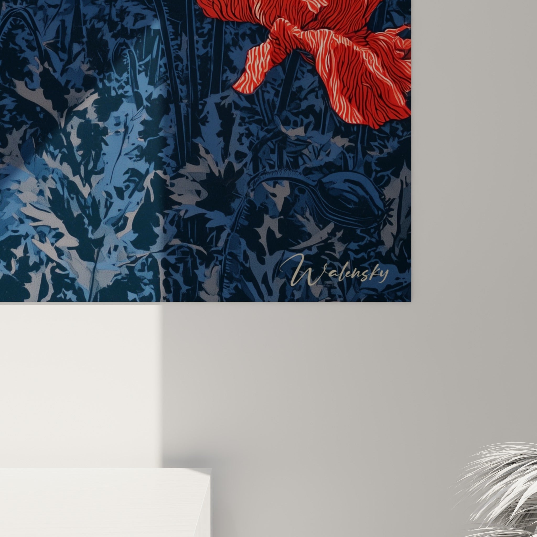 Pétales de coquelicot zébrés de blanc et rouge côtoient les capsules bleu marine en gros plan sur la toile