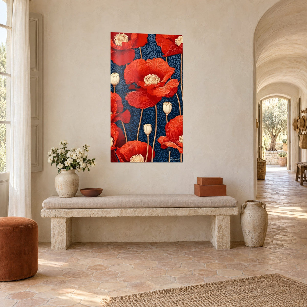 Schilderij met scharlaken klaprozen, ivoorkleurige zaaddozen en koperkleurige stengels, op een kalkmuur naast een stenen bank