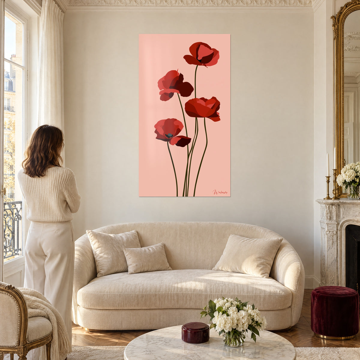 Quadro di papaveri scarlatti su sfondo rosa cipria, steli marroni curvi, donna di spalle, sopra un divano in un soggiorno luminoso