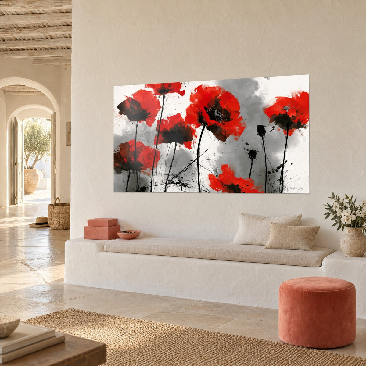 Tableau fleurs de pavot rouge vif et cœur noir, nuées grises et traits d'encre, fixé sur un mur crème d'une maison méditerranéenne