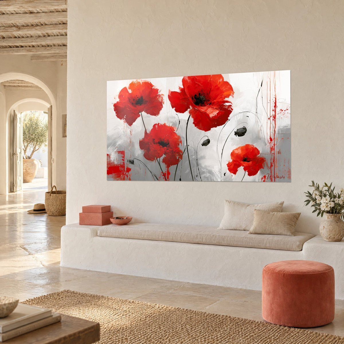 Quadro fiori di papavero vermiglio, steli neri arcuati e gocce rosse verticali su fondo bianco, su un muro intonacato bianco
