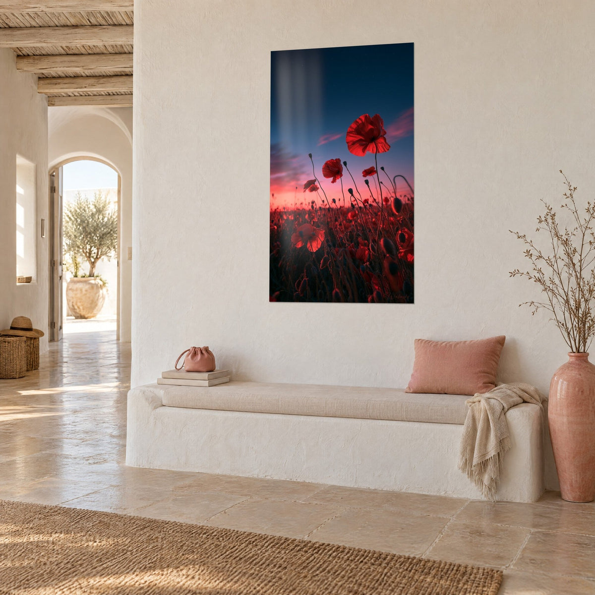 Tableau champ de pavots rouges sous un ciel indigo strié de rose, vu de trois quarts, mur blanc chaulé et banc méditerranéen