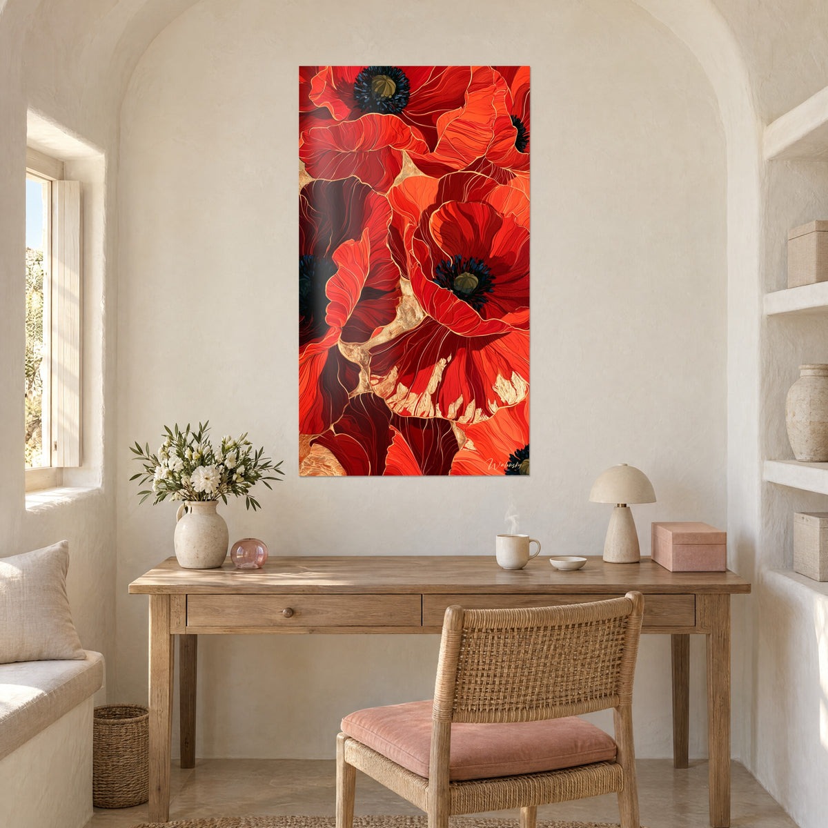 Schilderij met vurig rode klaprozenbloemen en gouden arabesken, licht houten bureau, rotan stoel met roze kussen, witte muur