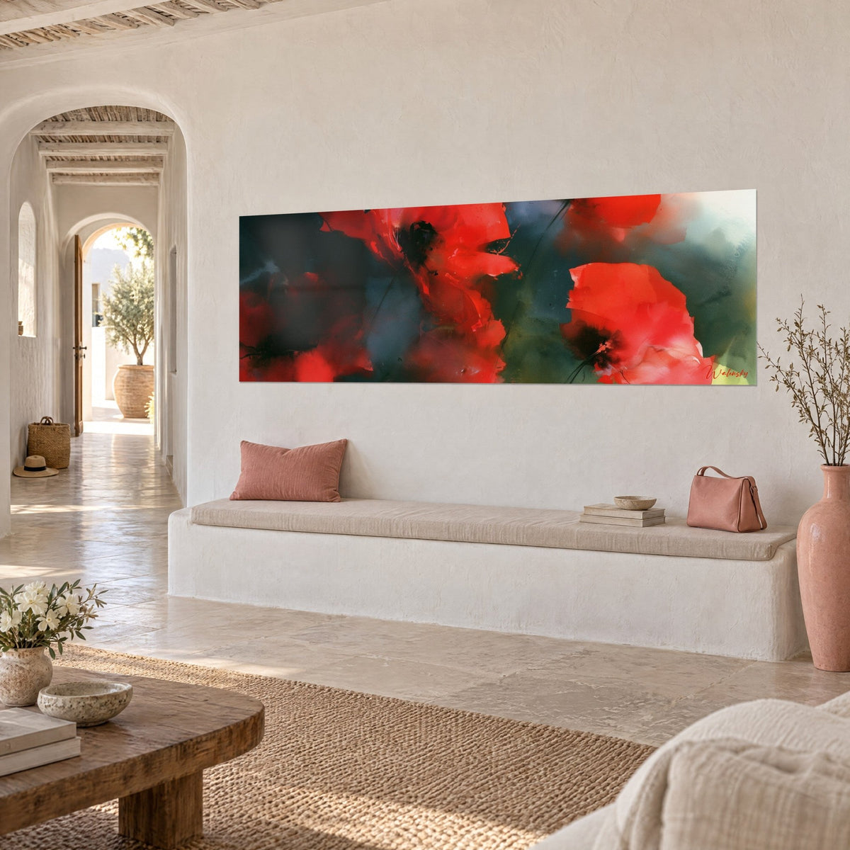 Tableau fleurs de pavot panoramiques rouge vif et gris ardoise, taches vertes et halo clair, mur blanc d'une maison méditerranéenne