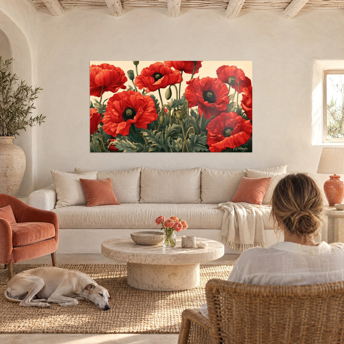 Quadro di papaveri scarlatti dal cuore nero e fogliame verde salvia, donna di spalle e un levriero, sopra un divano in un soggiorno luminoso
