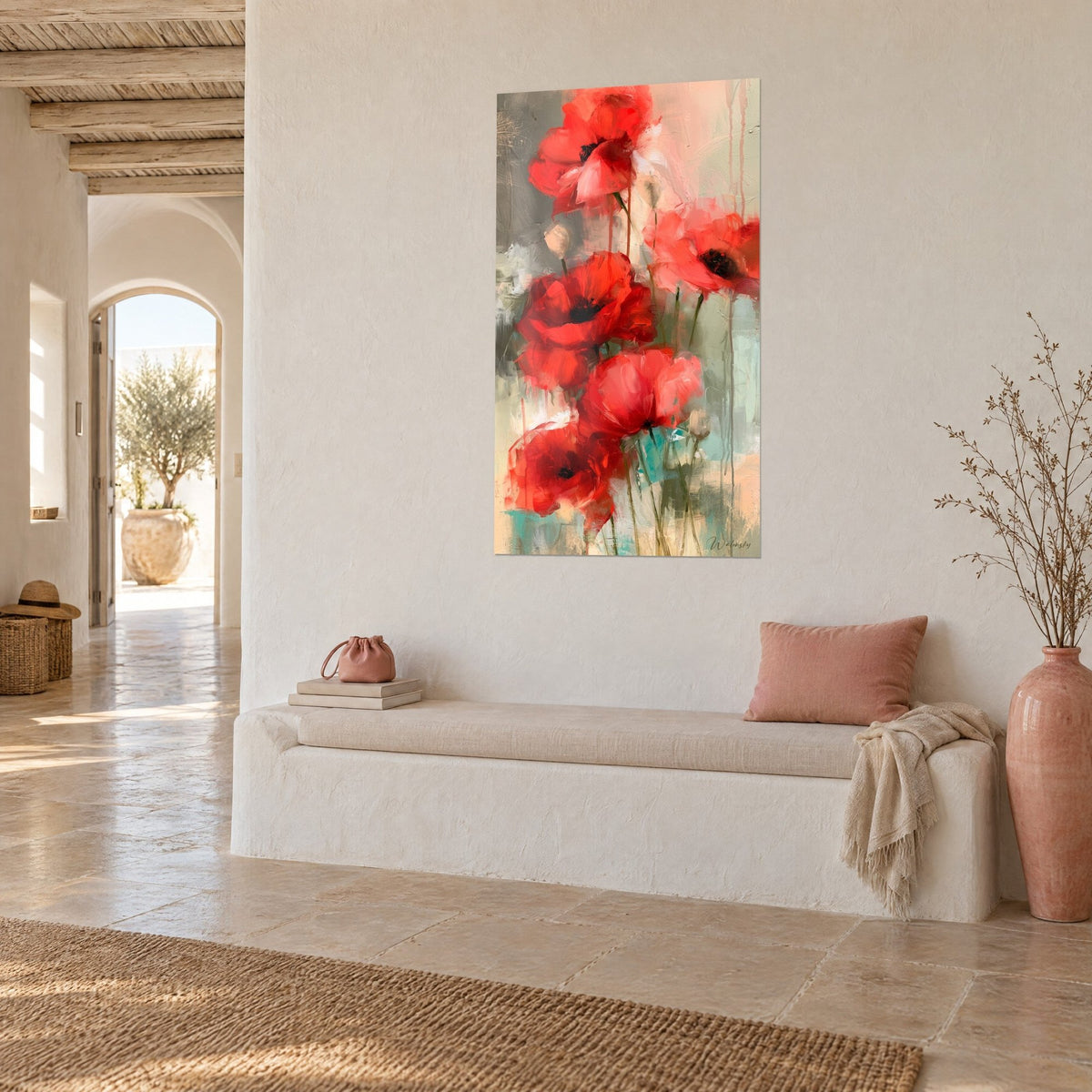Tableau fleurs de pavot rouge vif sur fond gris sauge et rose pâle, murs chaulés, banquette blanche, vue de trois-quarts