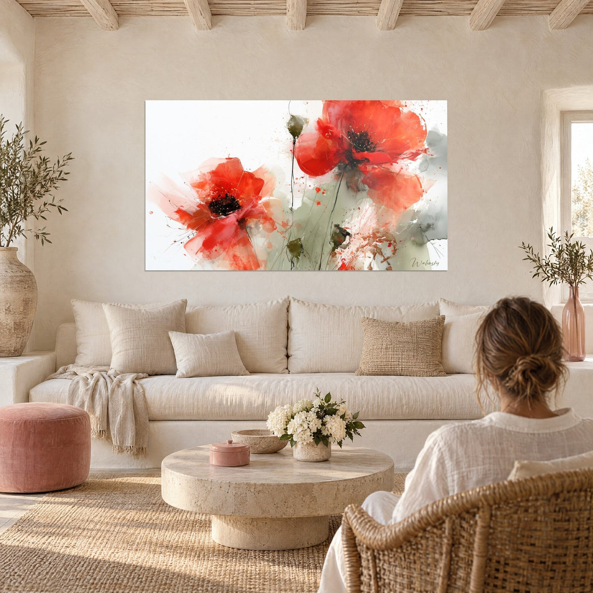 Tableau coquelicots écarlates à cœur noir, pétales rouge vif et gris cendré, étamines dorées, femme de dos au-dessus d'un canapé dans un salon lumineux