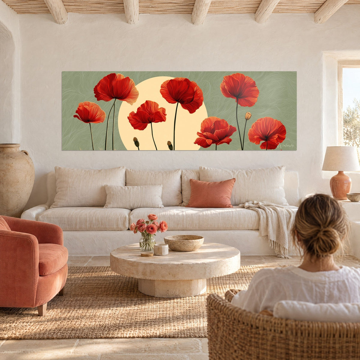 Cuadro amapolas escarlata erguidas sobre fondo verde salvia, sol crema en círculo, encima de un sofá en un salón luminoso