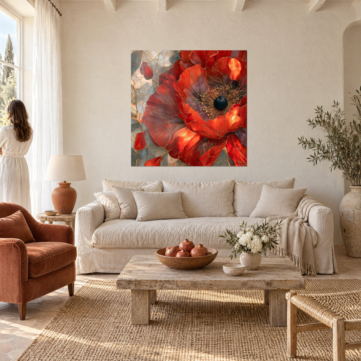 Tableau coquelicot écarlate aux nervures dorées, cœur bleu nuit, face à une femme de dos au-dessus d'un canapé dans un salon lumineux