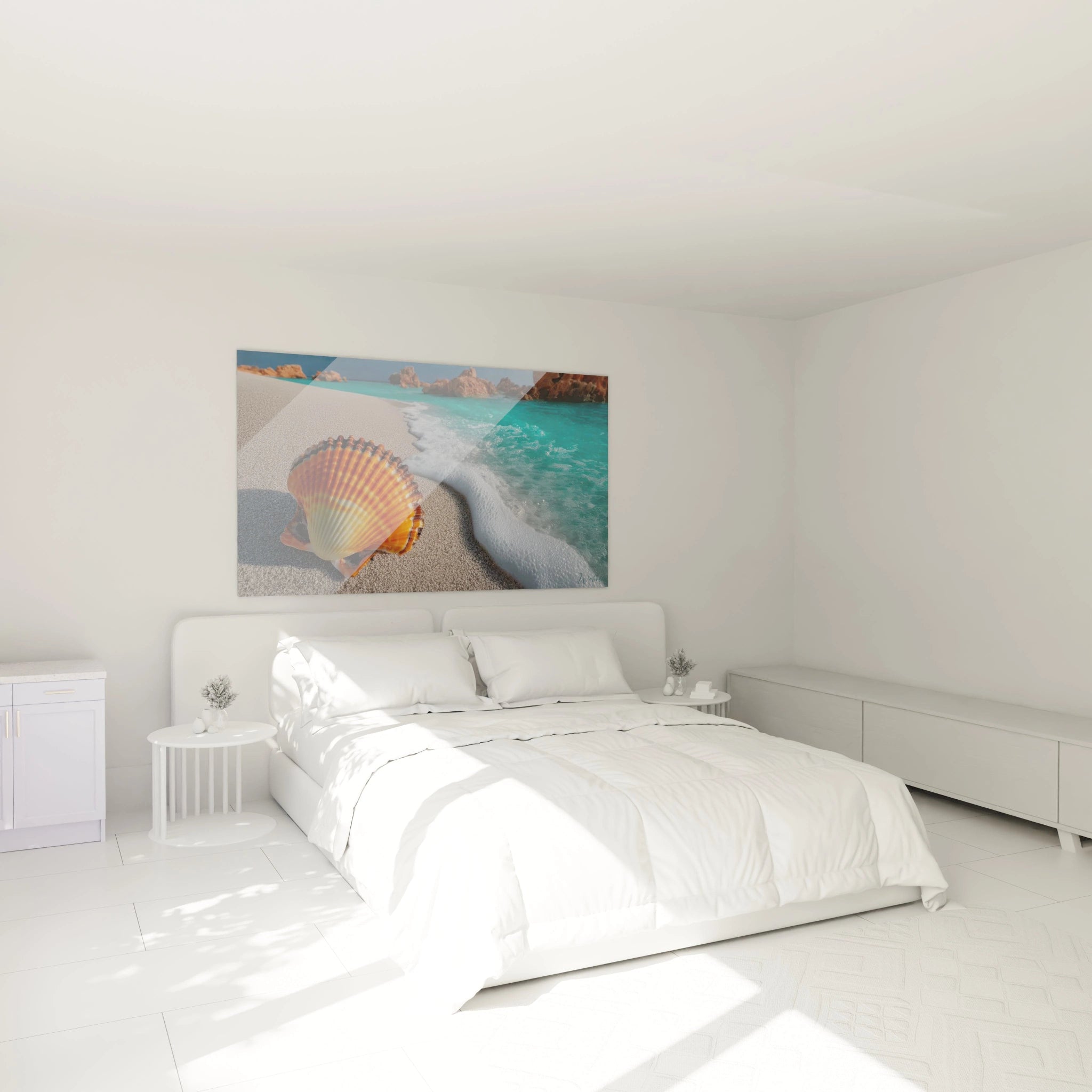 tableau coquillage décoration murale Walensky accroché au dessus d un lit blanc montrant une coquille sur plage turquoise