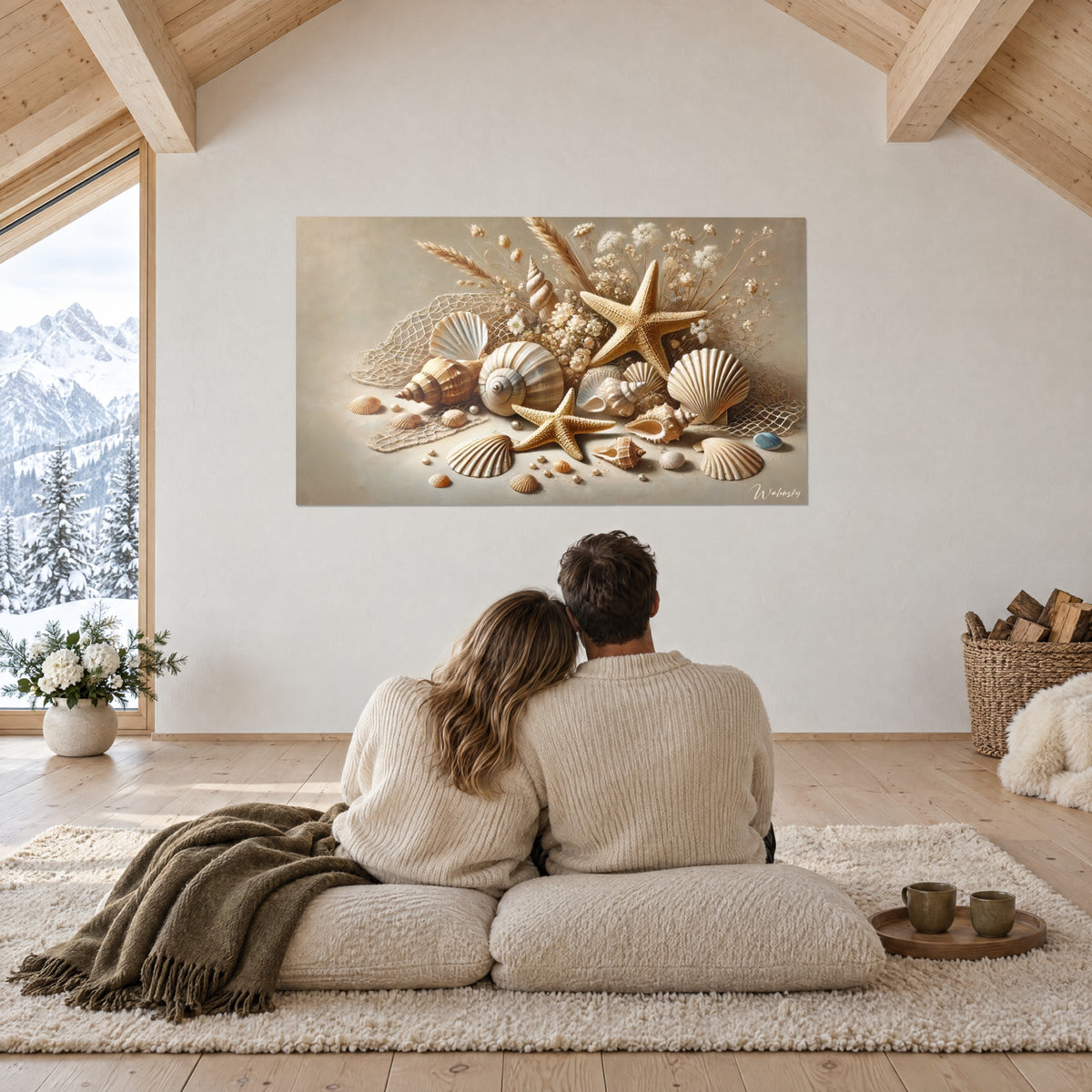 Gemälde Strandschätze in Sand- und Perlmuttönen, zwei goldene Seesterne, umarmtes Paar von hinten auf Kissen vor dem Chalet