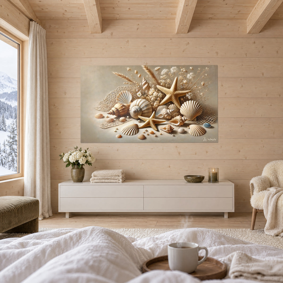 Gemälde Strauß aus Perlmuttmuscheln und beigen Weizenähren, goldener Seestern, über einem Bett in einem hellen Schlafzimmer
