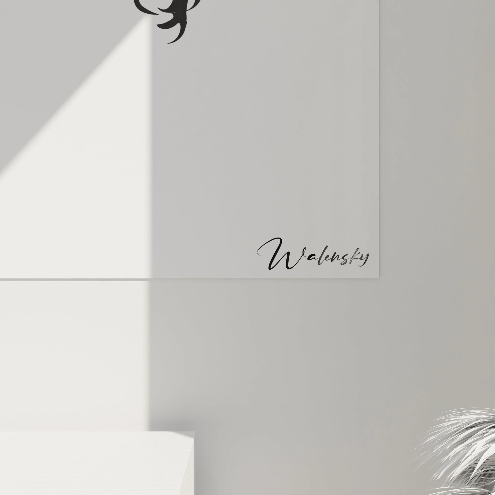Un tableau corbeau artistique présentant un oiseau noir en descente, serres tendues vers l'avant. Esthétique monochrome avec variations tonales de noir sur fond blanc immaculé, textures détaillées des plumes et traits calligraphiques créant une silhouette élégante et puissante.
