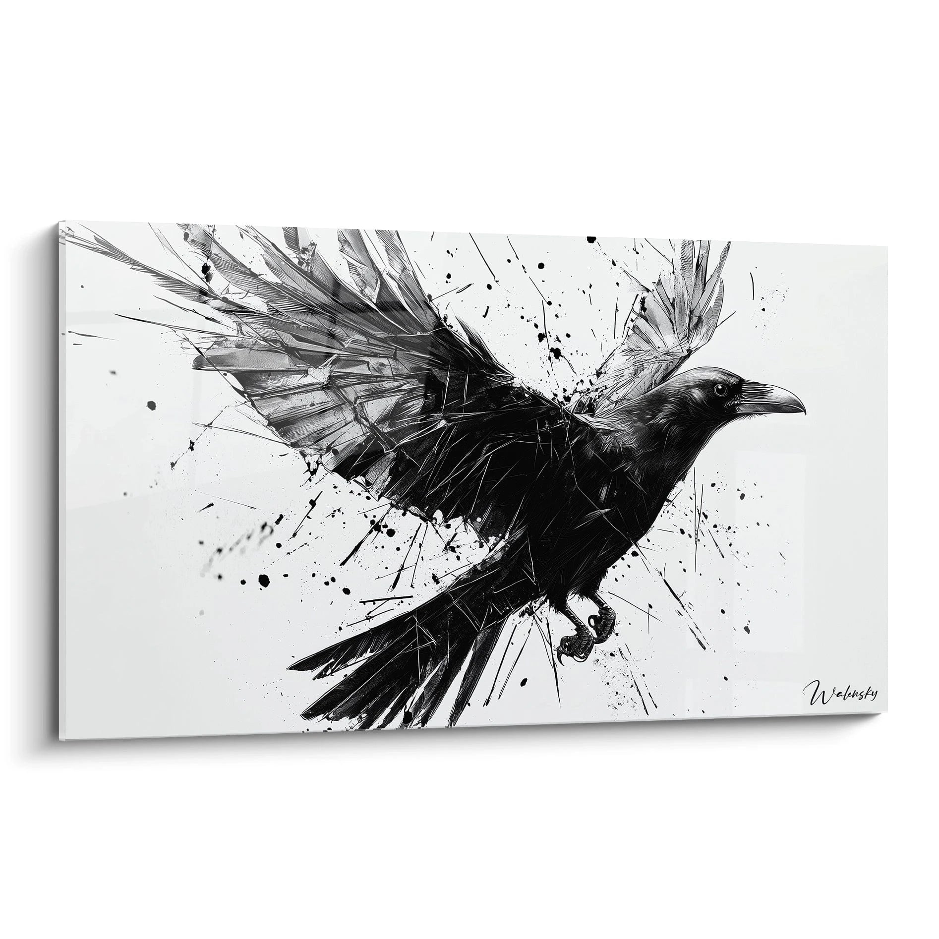 Un tableau corbeau en plein vol, aux ailes déployées et fragmentées par des éclaboussures d'encre noire sur fond blanc. Les détails du plumage et le bec sont finement rendus, contrastant avec les projections graphiques dynamiques.
