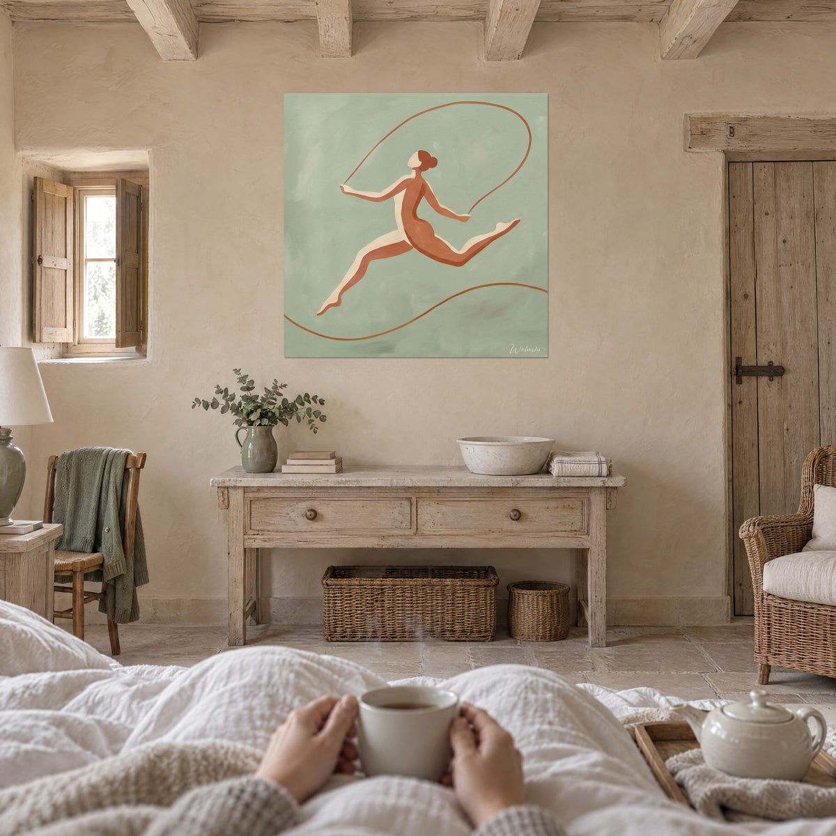 Quadro di un'atleta con le gambe divaricate, chignon rosso e corda sottile di rame su sfondo verde pallido, sopra un letto in una camera luminosa