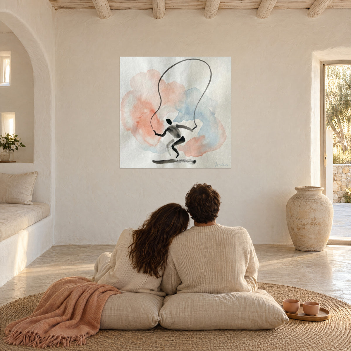 Quadro movimento della corda ad acquerello, scia nera sul pavimento, nuvole rosa pesca e azzurro tenue, soggiorno essenziale in pietra