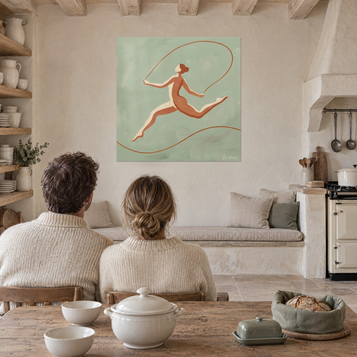 Quadro di una figura femminile in pieno salto, pelle terracotta contornata di crema, grande anello di corda su verde mandorla, coppia di spalle, cucina in pietra