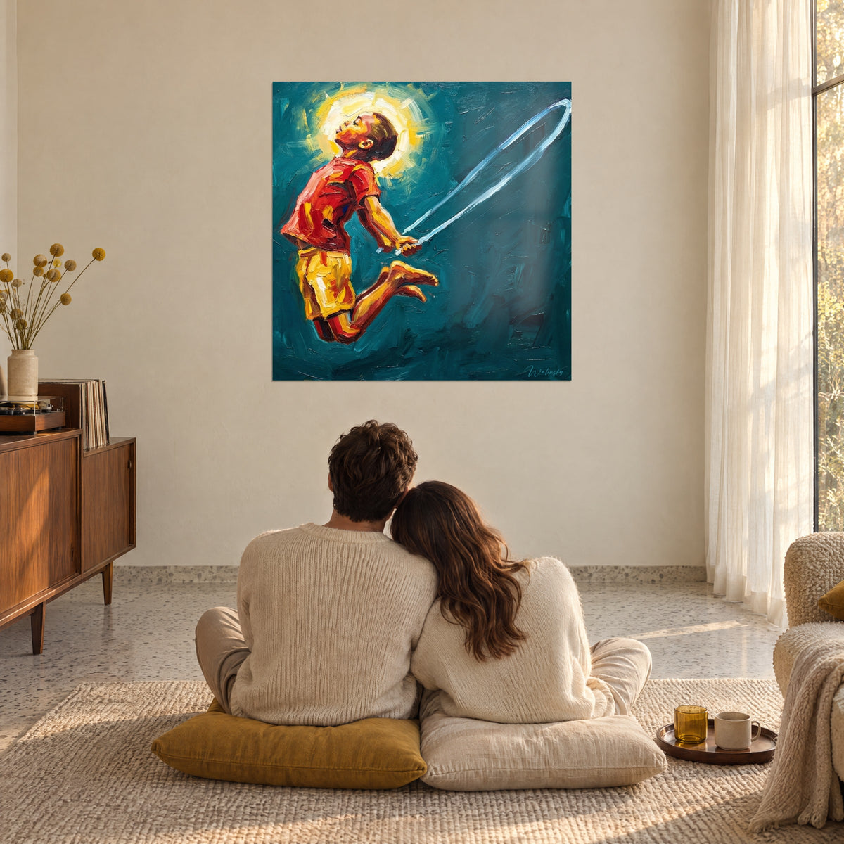 Cuadro niño que se lanza, mirada hacia el cielo, ropa roja y amarilla vibrante contra un fondo turquesa, en un salón bañado de luz