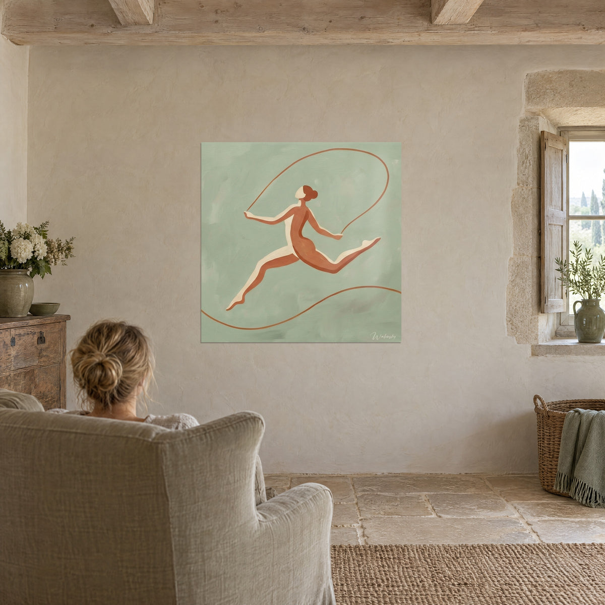 Quadro di una donna che salta sopra la sua corda, toni terracotta, crema e verde salvia, una persona di spalle seduta in una poltrona grigia