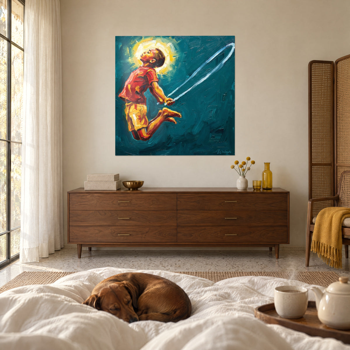 Cuadro pequeño saltador luminoso, rostro hacia arriba, maillot rojo vivo y nimbo dorado sobre fondo azul verdoso, encima de una cama en un dormitorio claro