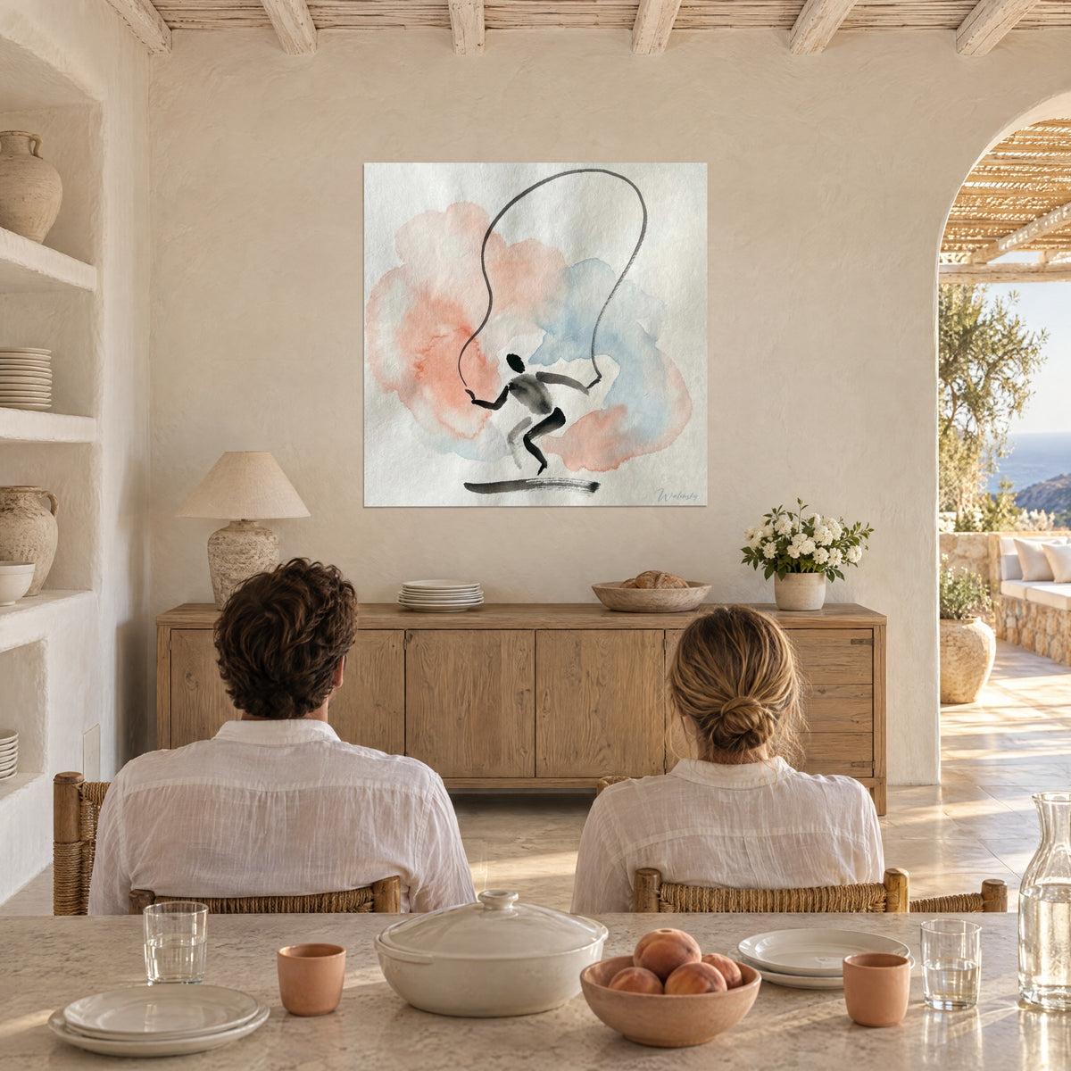 Quadro figura nera accovacciata, corda che disegna un cappio alto, lavis corallo e azzurro brinato, soggiorno a volta mediterraneo