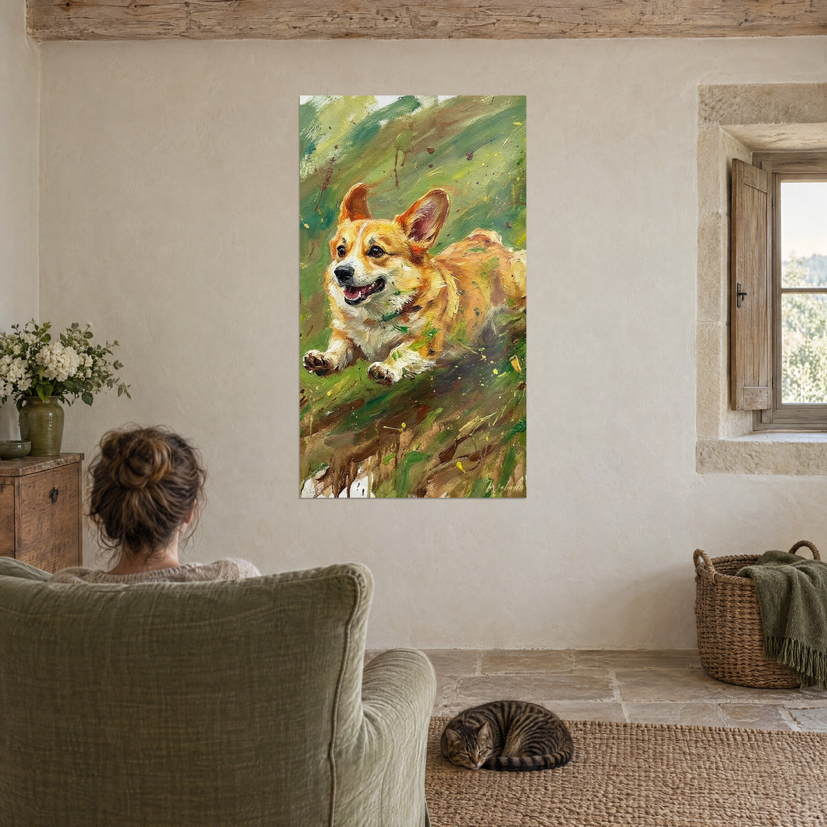 Πίνακας κουτάβι corgi σε ορμή, ξανθό και λευκό τρίχωμα, ελιά πράσινο γρασίδι, απέναντι από πράσινη πολυθρόνα και ταμπί γάτα