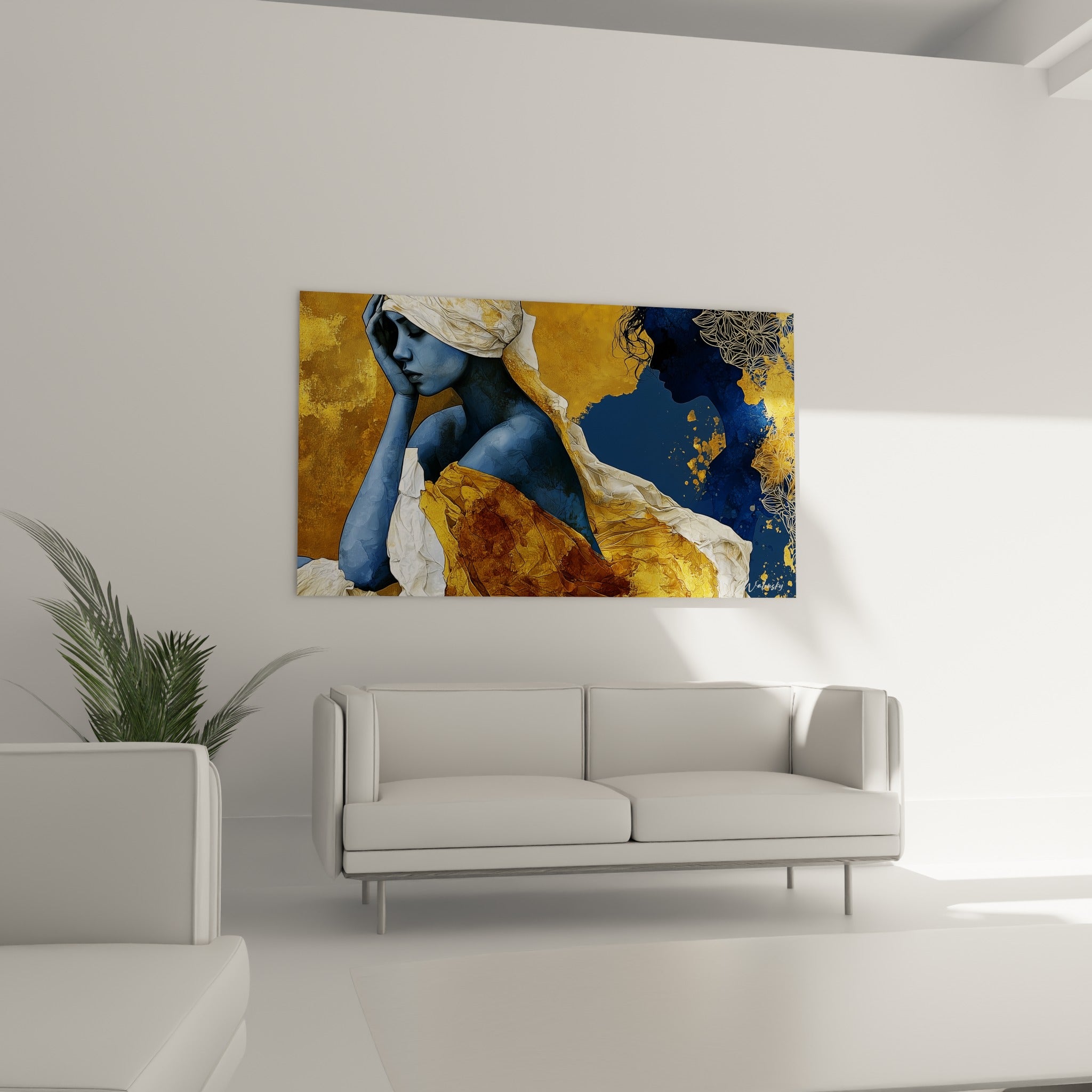 Posture méditative en bleu et ocre, tableau corps abstrait suspendu au-dessus d'un canapé dans un salon lumineux