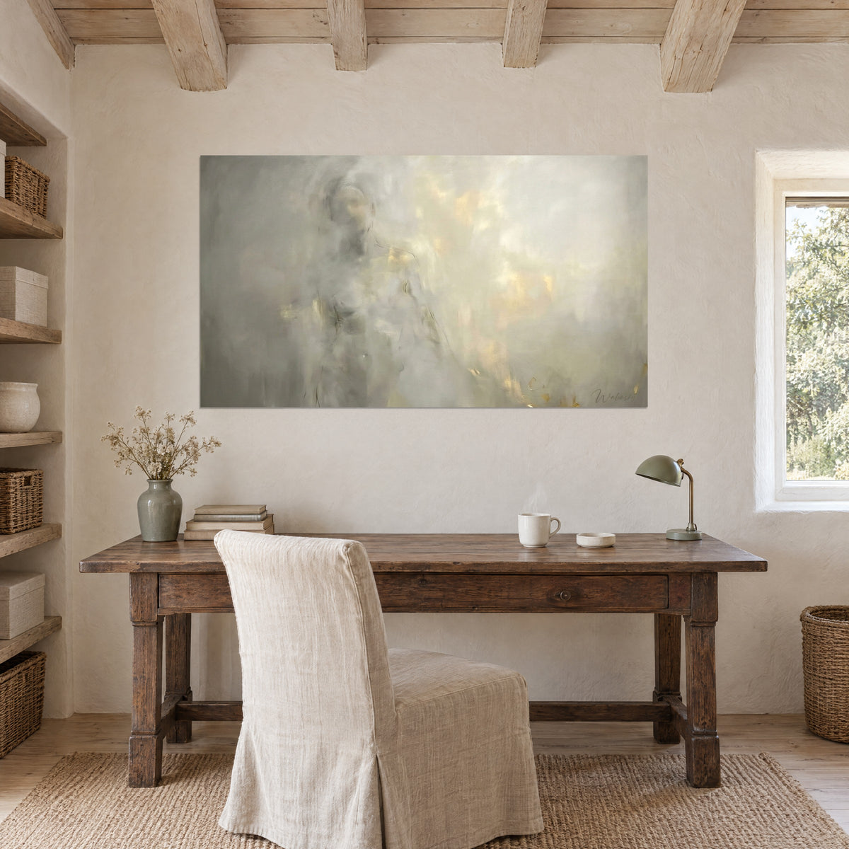 Tableau buste esquissé noyé dans la brume grise et dorée, mur beige, bureau en bois patiné et lampe verte