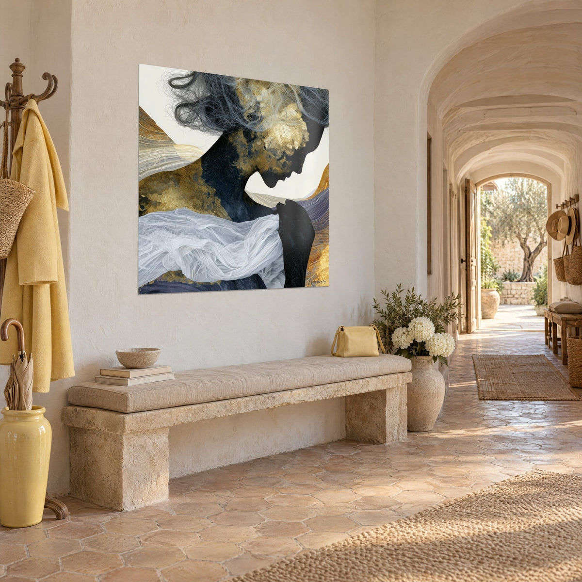 Tableau buste de femme penchée en silhouette indigo veinée d'or, écharpe blanche translucide, dans l'entrée voûtée d'un mas provençal