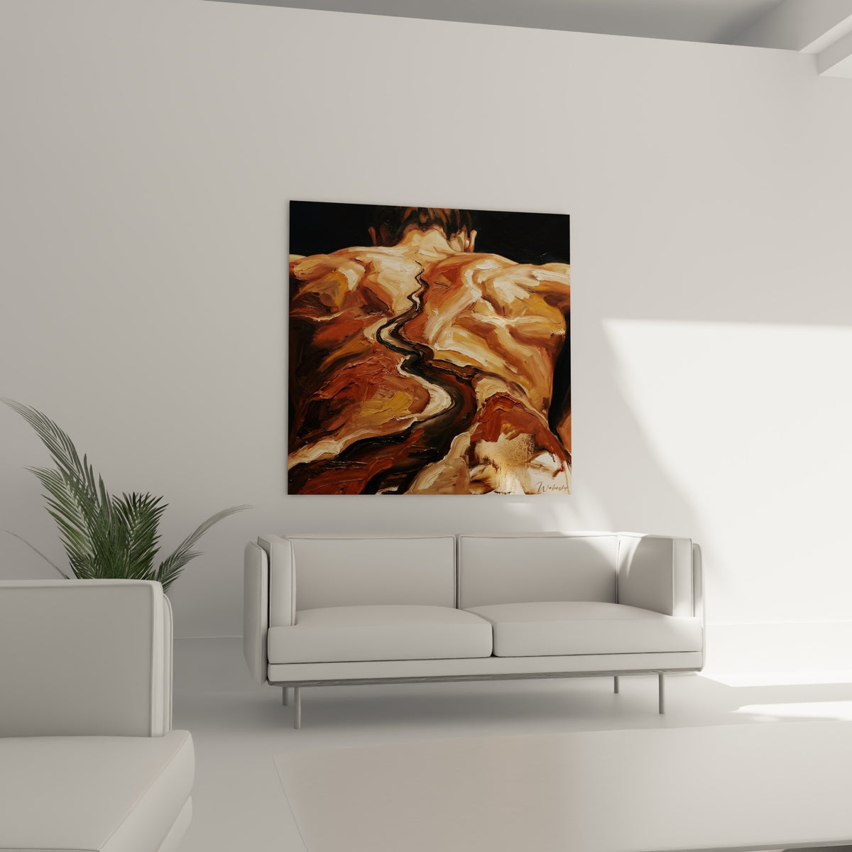 Reliefs bruns et anthracite d'un dos peint, tableau corps abstrait suspendu au-dessus d'un canapé dans un salon lumineux.