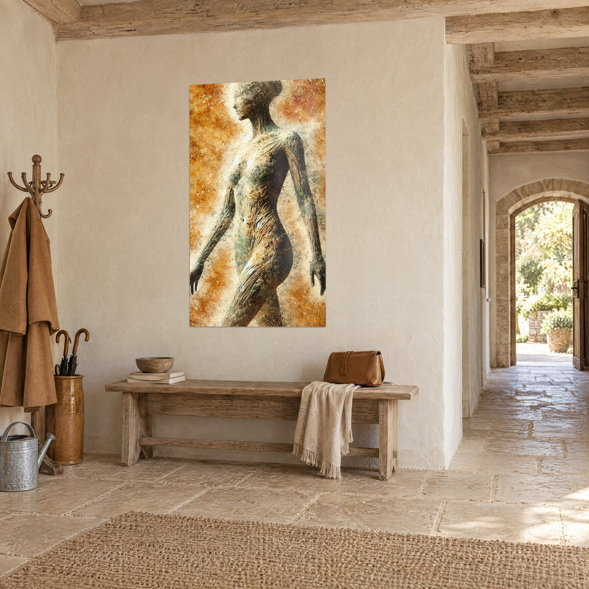 Quadro statua di donna in movimento, materia marrone screpolata, sfondo arancio sabbia punteggiato di glitter, corridoio in pietra, ingresso a volta