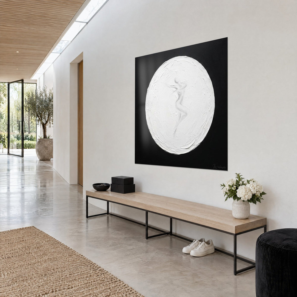 Quadro disco bianco con tocchi di spatola scolpiti, figura femminile slanciata incisa su fondo nero, corridoio chiaro visto di tre quarti