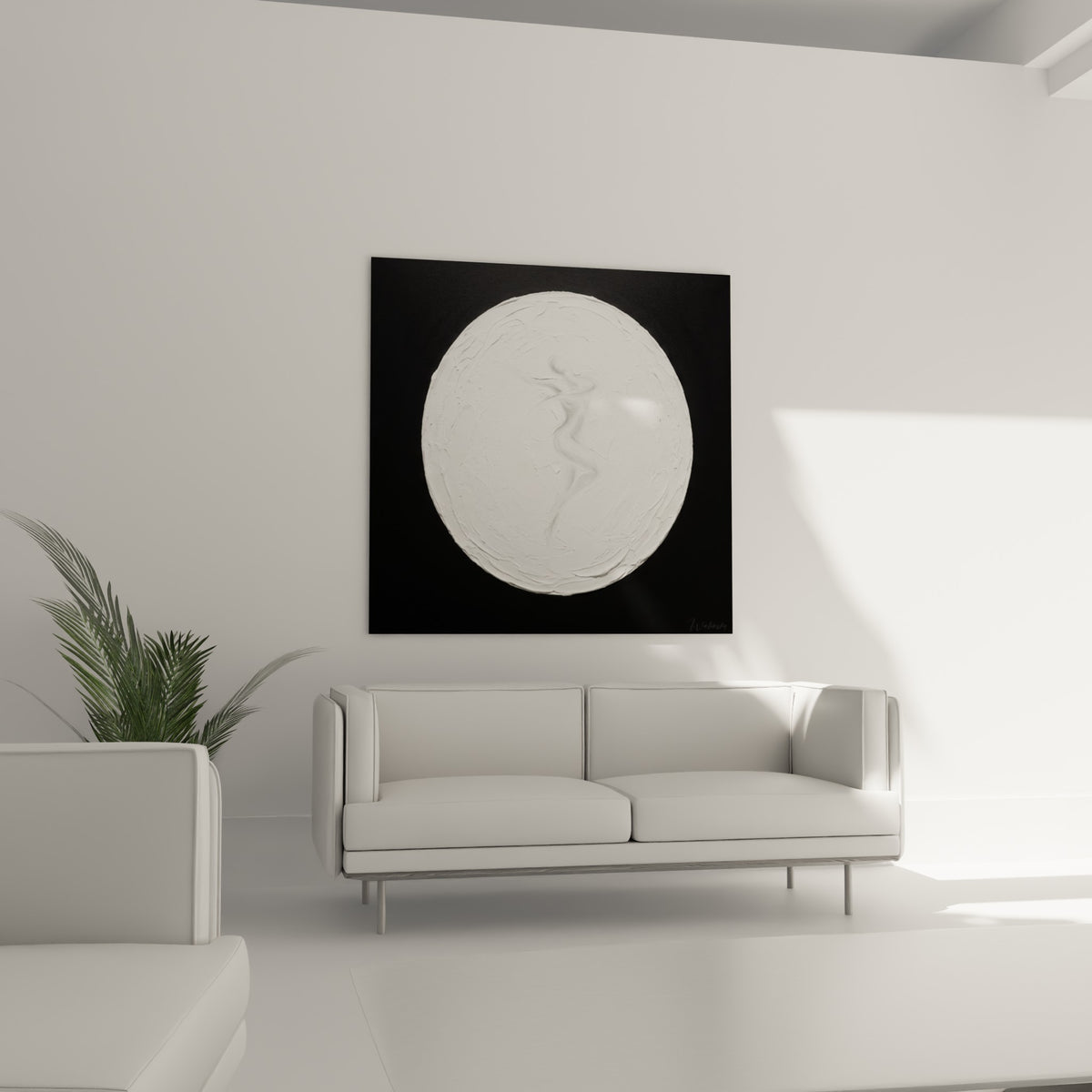 Corps féminin esquissé en creux dans la matière blanche épaisse, tableau au-dessus d'un canapé dans un salon lumineux