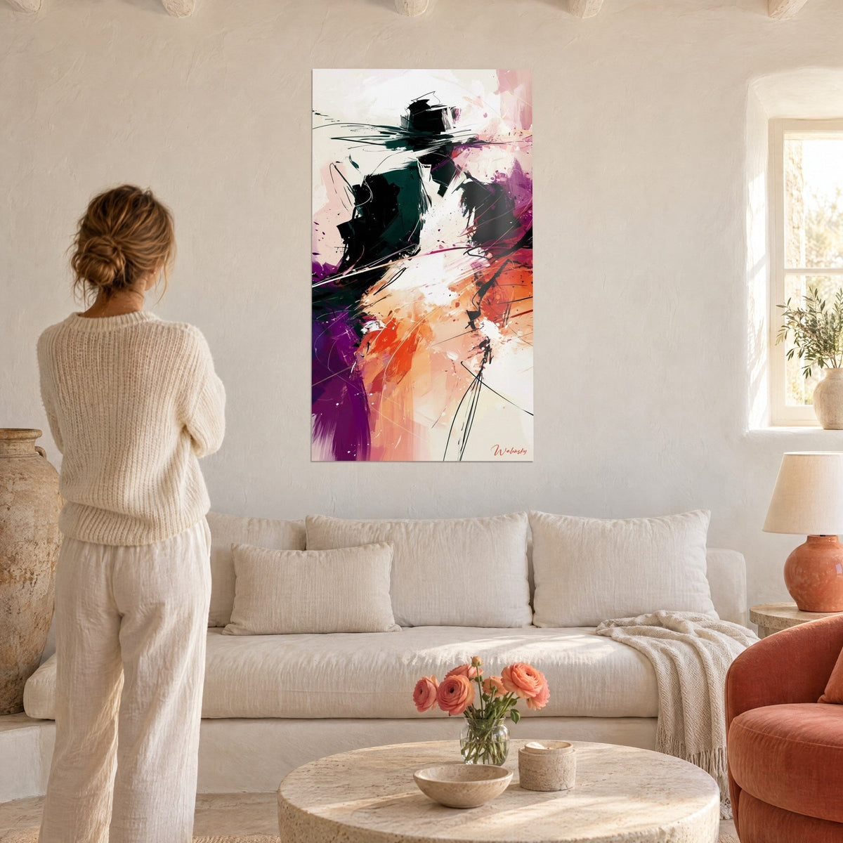 Tableau silhouette abstraite en encre noire, taches violettes et orange, femme de dos, au-dessus d'un canapé dans un salon lumineux