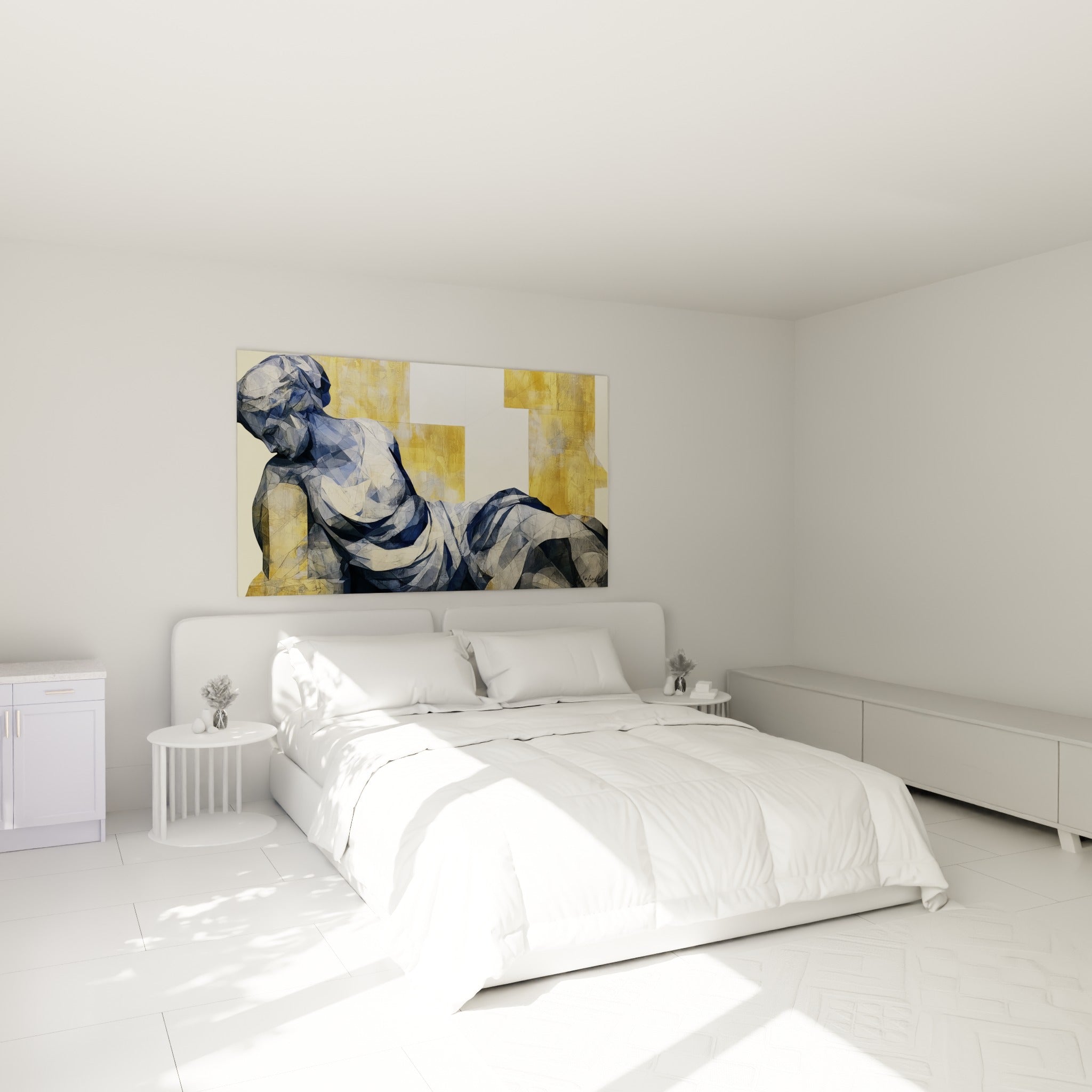 Figure sculpturale bleu marine et or drapée, accrochée au-dessus d'un lit dans une chambre claire