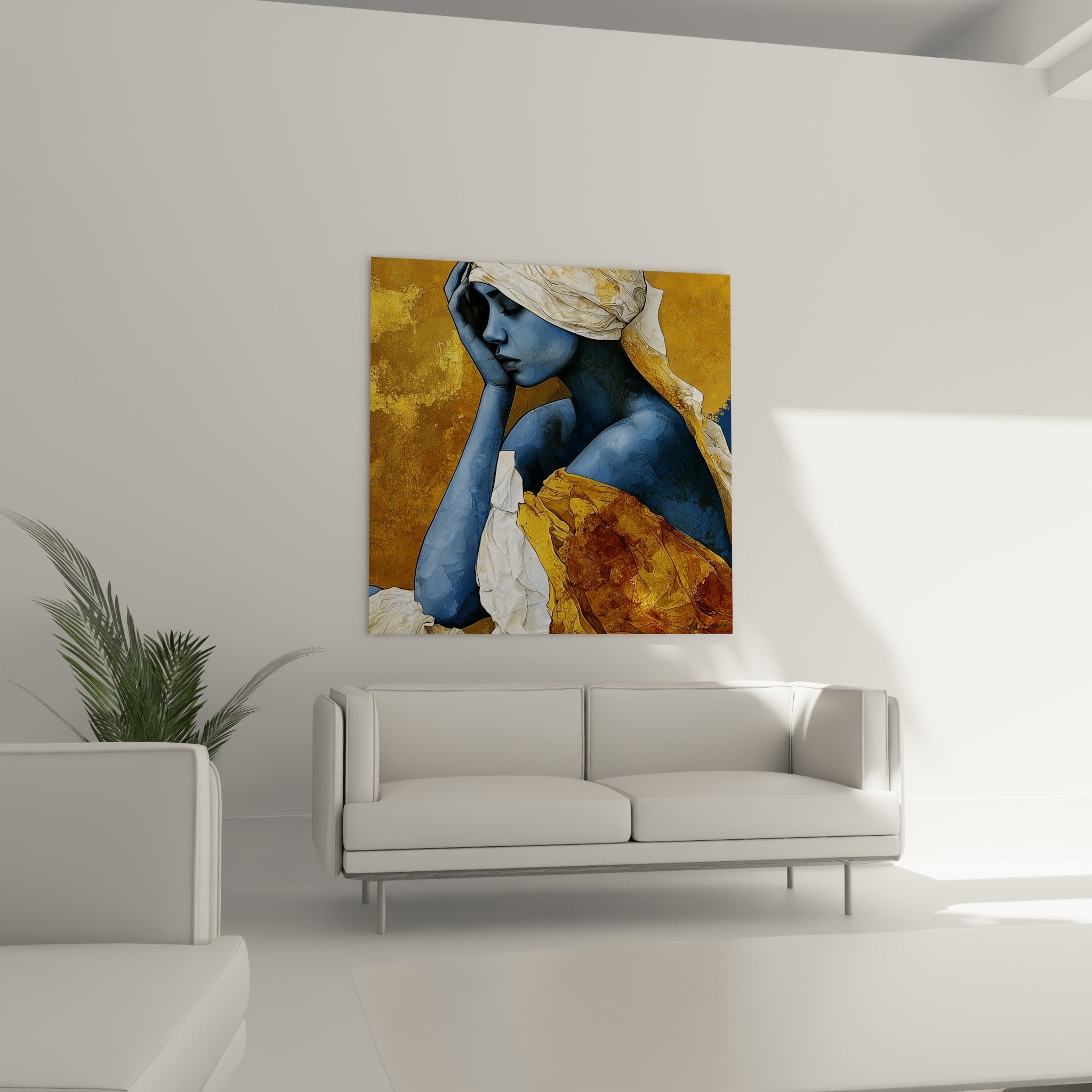 Figure au turban blanc et voile doré, posture méditative en bleu profond, au-dessus d'un canapé dans un salon lumineux