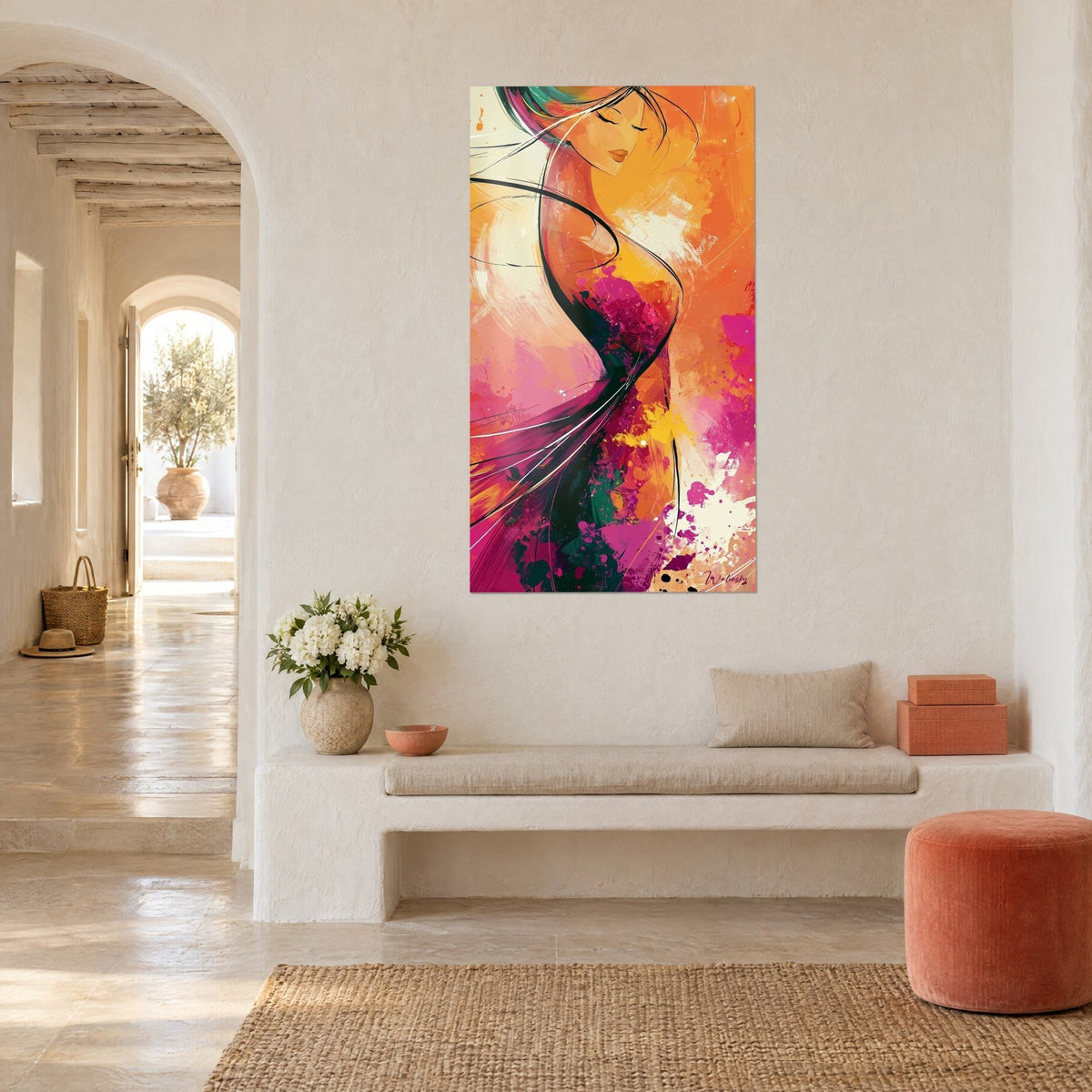 Tableau femme stylisée, longue ligne noire fluide sur fond ocre et rose, mur blanc d'une maison méditerranéenne