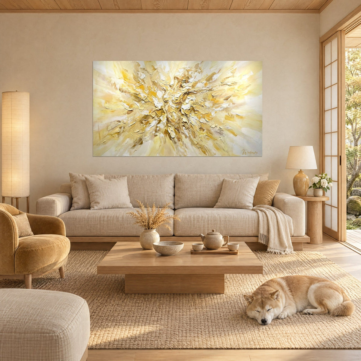 Cuadro explosión amarillo azafrán con esquirlas marfil, empastes en relieve, Shiba dormido, sofá en un salón luminoso