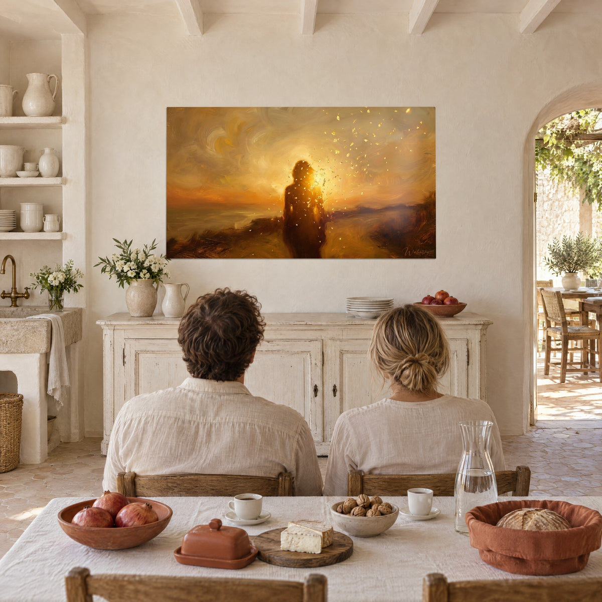 Tableau ombre féminine cuivrée sur horizon safran, pluie de feuilles d'or dans l'air, face à un couple attablé dans un mas provençal