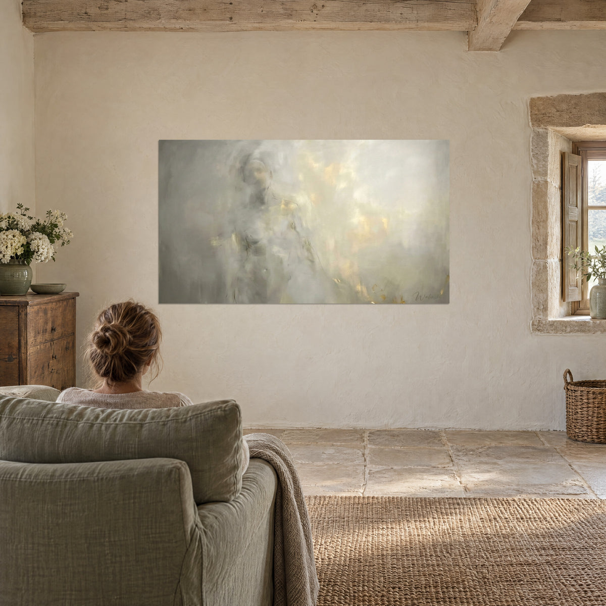 Tableau apparition drapée de brume gris argent et jaune doré, fauteuil vert sauge, murs de pierre et jour doux
